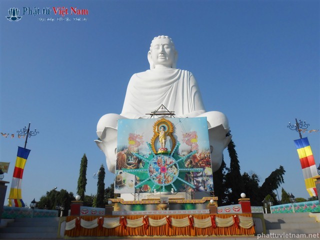 Diverses activités en l’honneur du 2557ème anniversaire de naissance de Bouddha. - ảnh 2